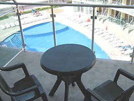 balkon, zicht op zwembad